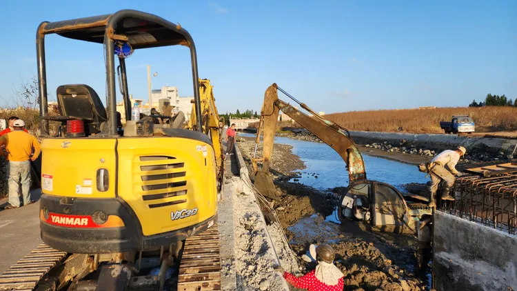 趁乾潮在渠道內作業的怪手陷入泥沼，動彈不得。許逸民攝