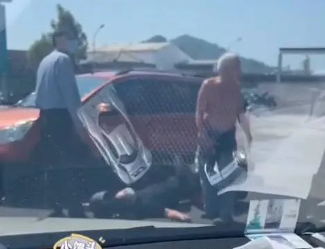 民眾開車經過行車紀錄器拍下柯姓警官倒地面。翻攝網路社會事新聞影音