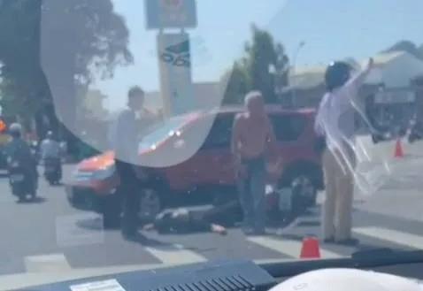 民眾行車紀錄器拍下車禍現場警官受傷倒地畫面。翻攝網路社會事新聞影音