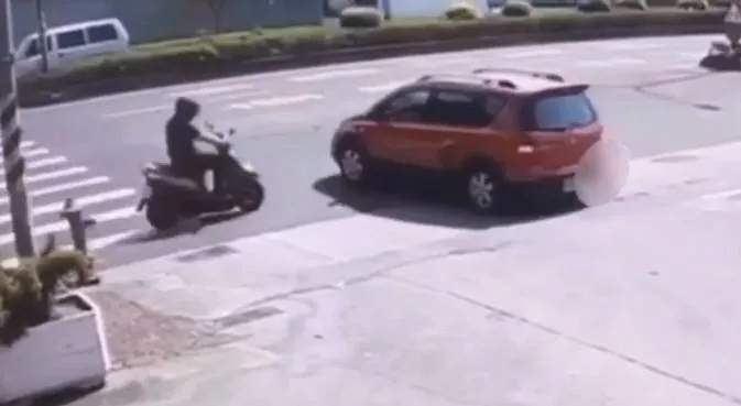 柯姓警官騎車直行，休旅車則從加油站出來，兩車發生碰撞。讀者提供