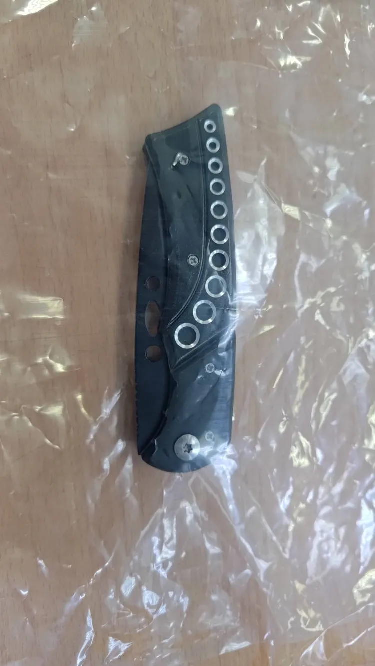 駕駛身上搜出的折疊刀。翻攝畫面