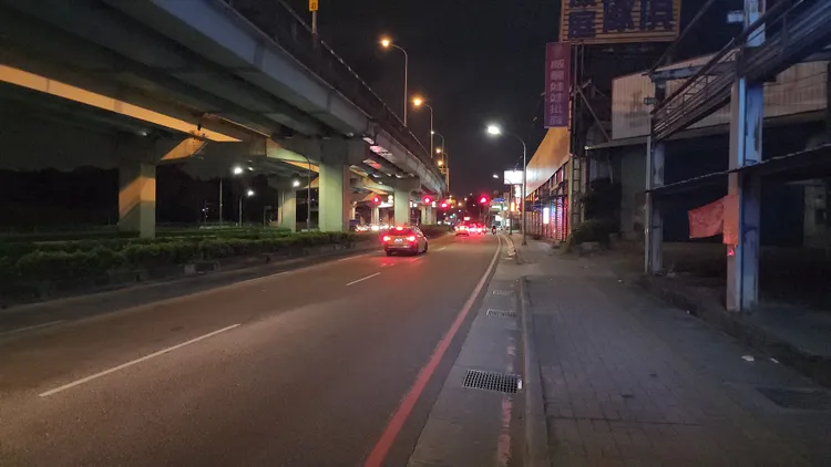 警方攔查地點在五股區新五路二段上。黃仲瑜攝