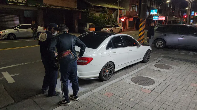 警方鑑識人員在蒐證中。黃仲瑜攝