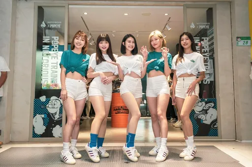 當T1電豹女遇上館長! 一日店長放送青春性感活力  成最美麗嬌點