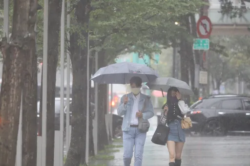 雨彈開炸！6縣市豪大雨特報　宜蘭「紫爆」防超大豪雨