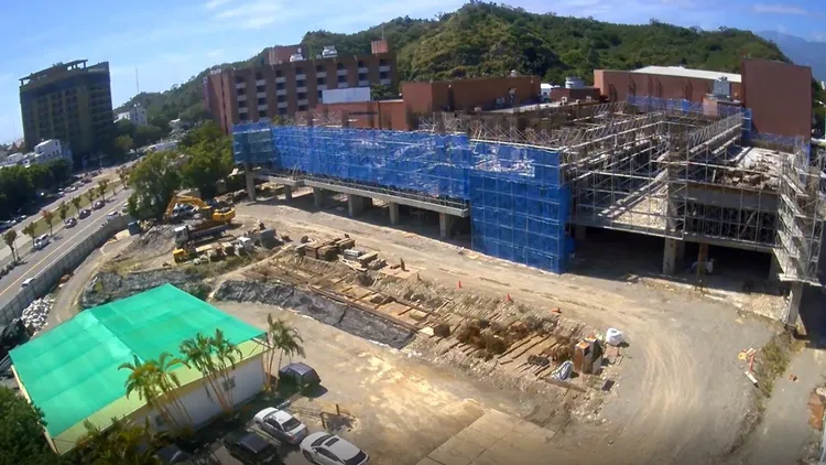 自台東前縣長黃健庭時期的泳圖共構計畫，因建設難度較高，多年來流標數十次，最終游泳慈和圖書館分開建設。台東縣府提供