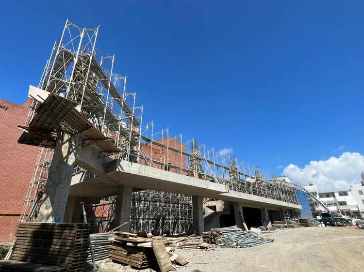 台東縣立圖書館旁原有的縣立游泳池遭縣府拆除。台東縣府提供