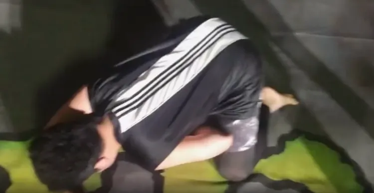 挨了一記後，痛到懷疑人生。