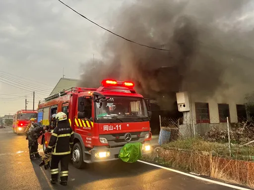 岡山螺絲工廠大火!濃煙如惡龍竄天 警消19車20分鐘滅火