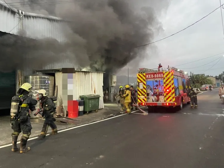 消防人員到場搶救。讀者提供