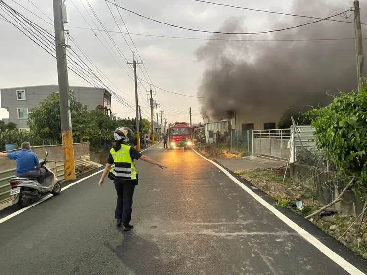 警方在路口維持交通秩序。讀者提供