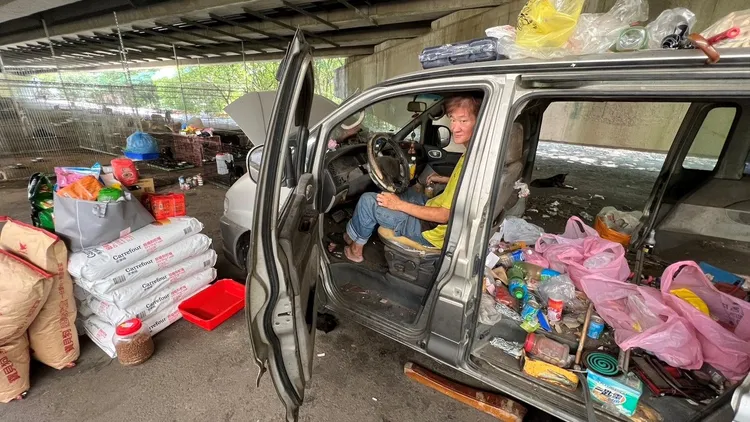 蘇男克難經營狗園，以車為家。現正尋覓適合地點搬遷。魏嘉良攝