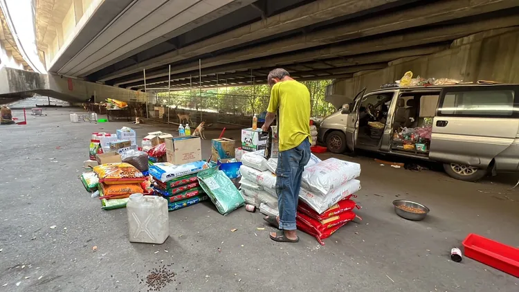 該地無水電，狗園經營時日一久，狗群大量屎尿糞便處理上勢必將成問題。魏嘉良攝