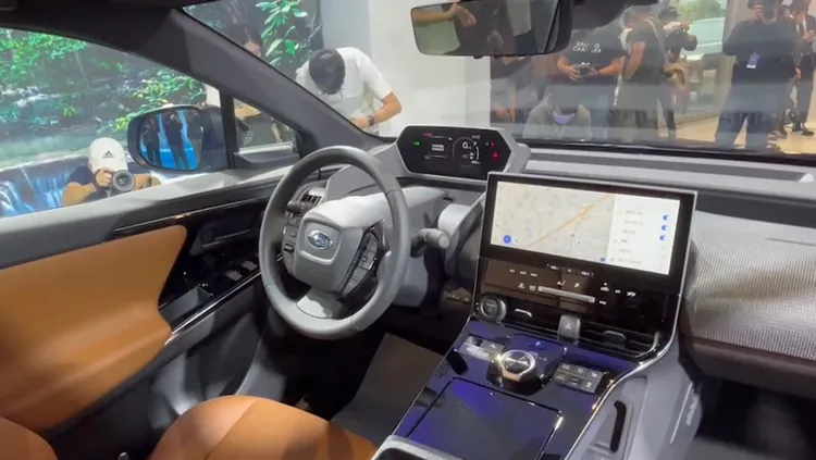駕駛者導向的車艙，採用7吋置頂式TFT儀錶板、12.3吋智慧影音整合觸控螢幕以及高解析電子後視鏡，棕色皮革座椅及全景天窗為標準配備。林浩昇攝