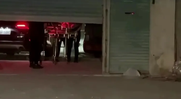 警方運遺體。讀者提供