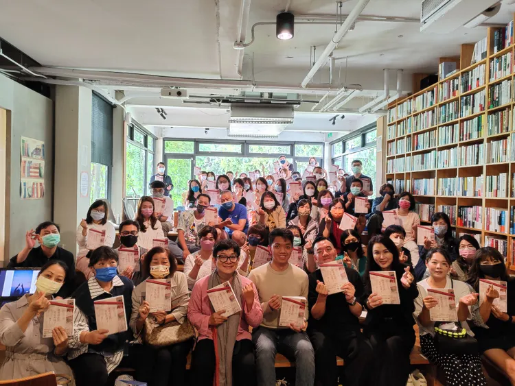 田定豐(前右五)簽書會吸引滿滿書迷。唱戲世界娛樂提供