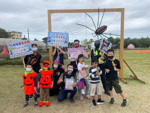 不給錢就搗蛋!結合觀音萬聖南瓜節 大園警變裝宣導反詐騙