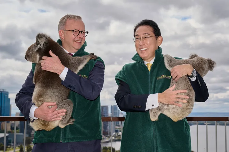 澳洲總理艾班尼斯（左）與日本首相岸田文雄（右）。美聯社