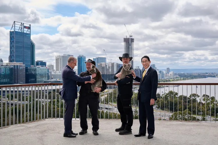 照顧員一起合照。路透