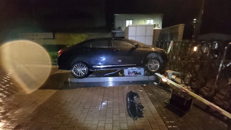 電動閘門整個被撞毀。黃仲瑜攝