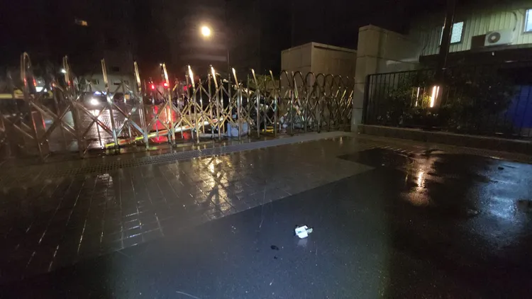 電動閘門整個被撞歪。黃仲瑜攝