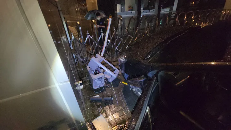 電動閘門被整個撞毀。黃仲瑜攝