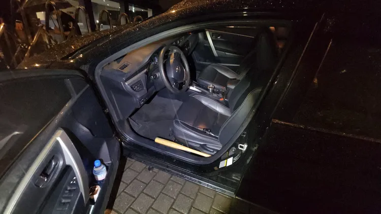 駕駛座旁邊有放球棒。黃仲瑜攝