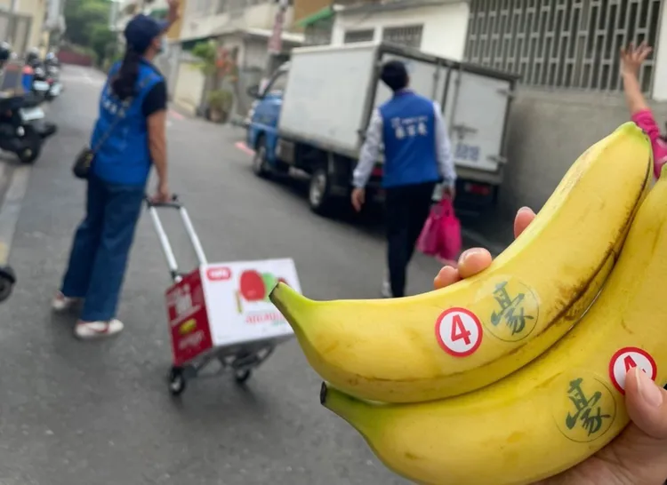 蔡宗豪採購百斤香蕉力挺蕉農。蔡宗豪提供