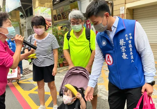 南市議員候選人發競選小物「蕉朋友」 籲政府出手救蕉農
