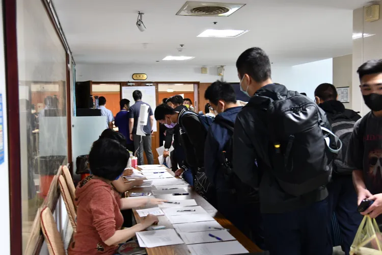 辦理報到手續。新北警提供