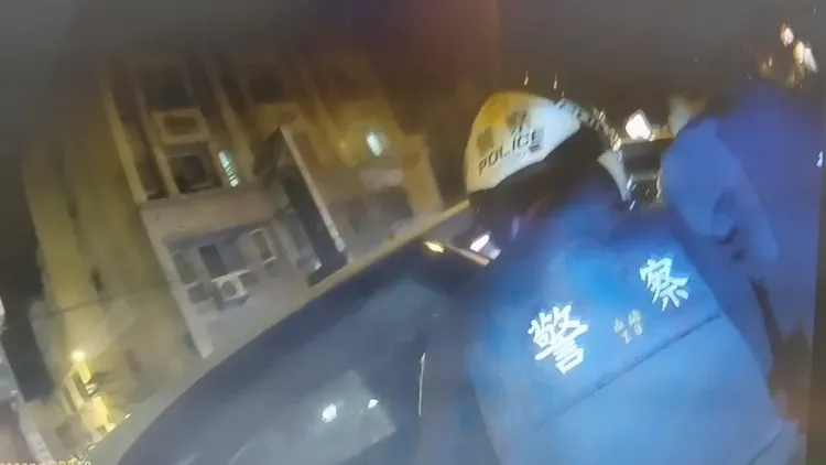 支援警力到場逮人。新湖警分局提供