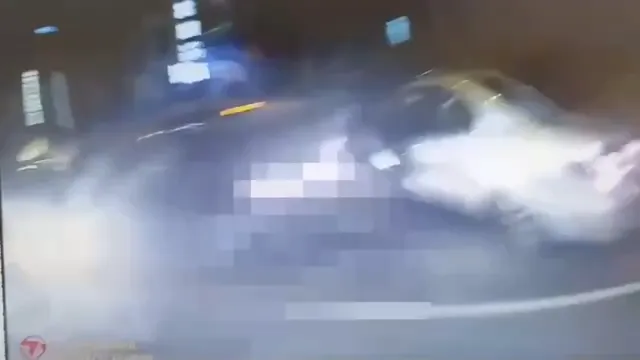 黃員遭拖行,仍緊緊抓住駕駛座車門。新湖分局提供