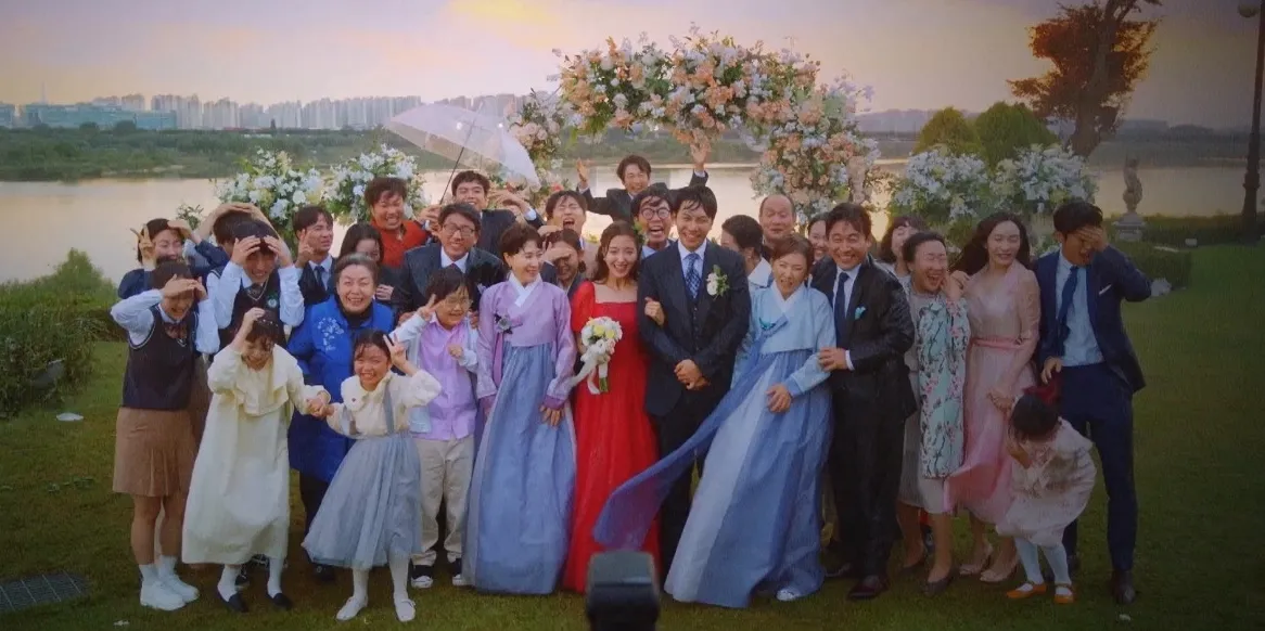 2人戲裡堅持在颱風天結婚,所有賓客一起淋成落湯雞。friDay影音提供