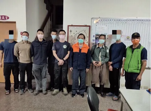 警消上山平安找到受困山中登山客，讀者提供