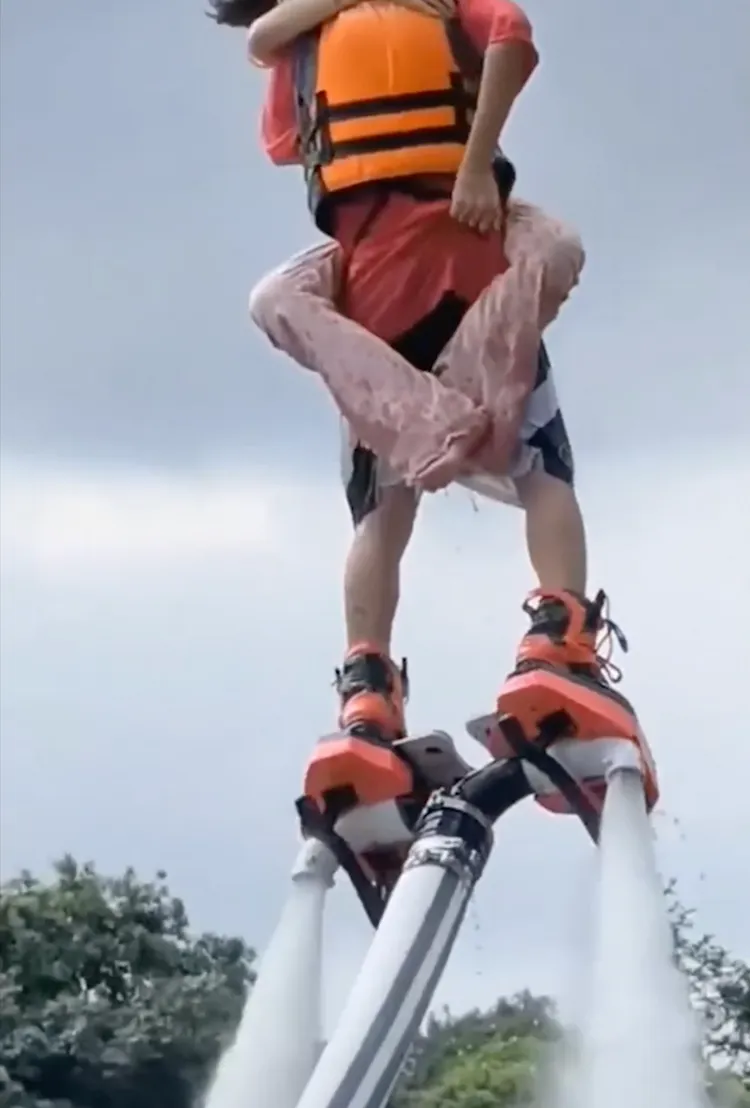 飛人小哥拉緊褲腰免得褲子滑落。