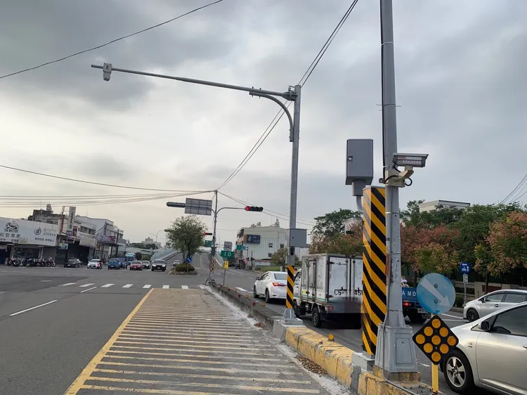 斗六市明德路與公明路口新設置科技執法設備。警方提供