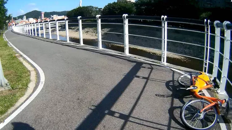 YouBike遭強風吹倒。桃園警分局提供