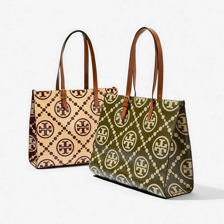 雙面壓印T Monogram圖騰托特包，各2萬5900元。品牌提供