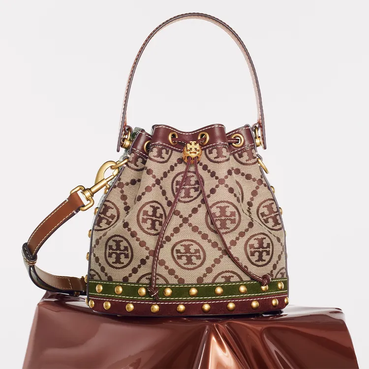 酒紅T Monogram圖騰提花鉚釘水桶包，2萬5900元。品牌提供