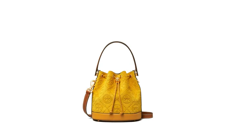 向日葵黃麂皮壓印T Monogram圖騰水桶包，2萬5900元。品牌提供