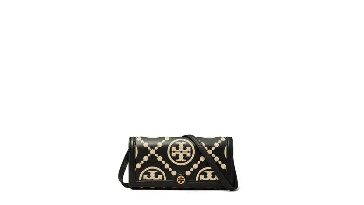 黑白雙面壓印T Monogram圖騰肩背長夾，1萬6900元。品牌提供