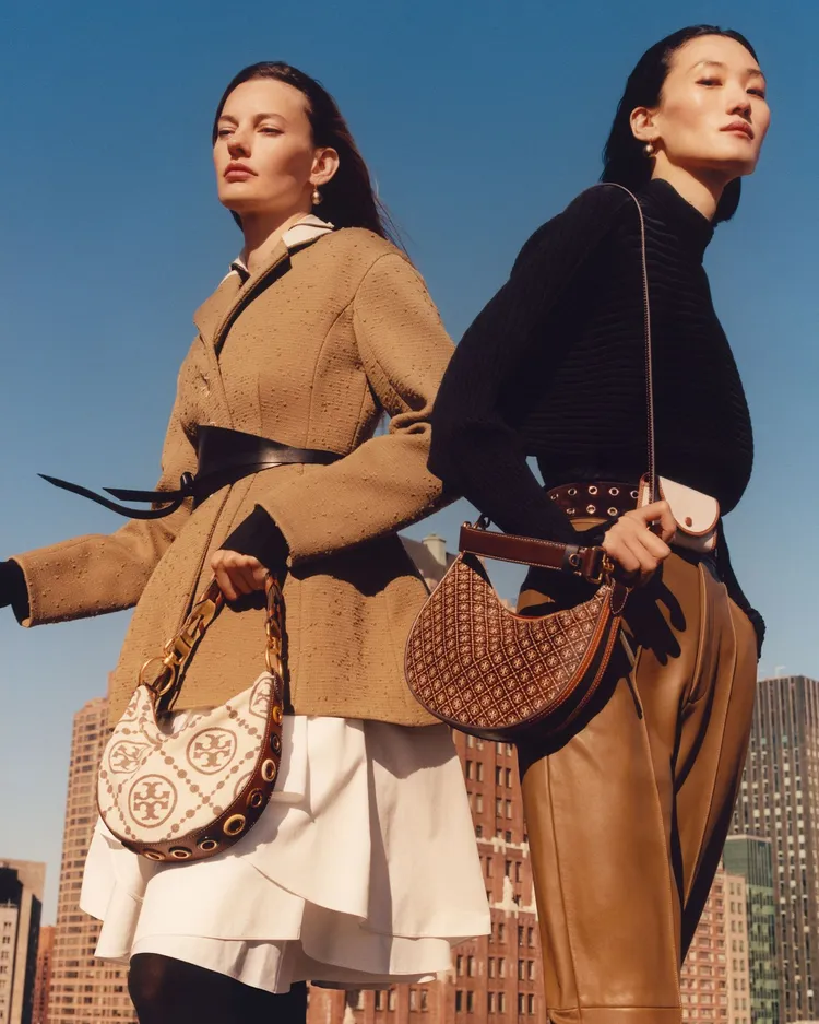 T Monogram圖騰提花月牙包，是TORY BURCH本季的主打款式，模特兒示範的兩款皆為2萬5900元。品牌提供