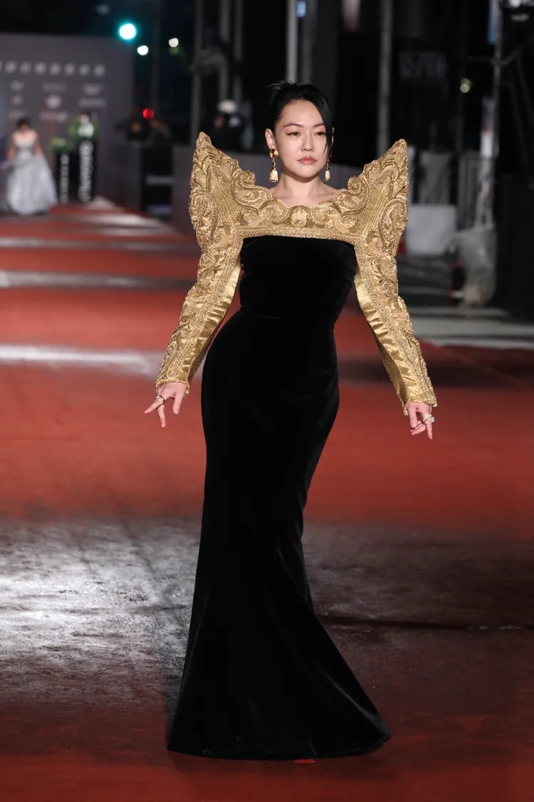 小S左右手佩戴了寶格麗Serpenti與Serpenti Viper戒指，風格張力延伸到指間。娛樂中心攝