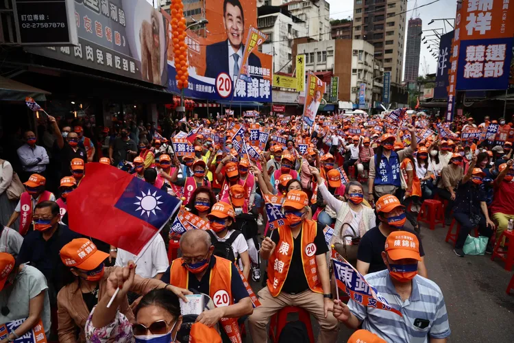 韓國瑜一到場，現場不少民眾激動吶喊，等了許久的「辣個男人」終於到場。林林攝