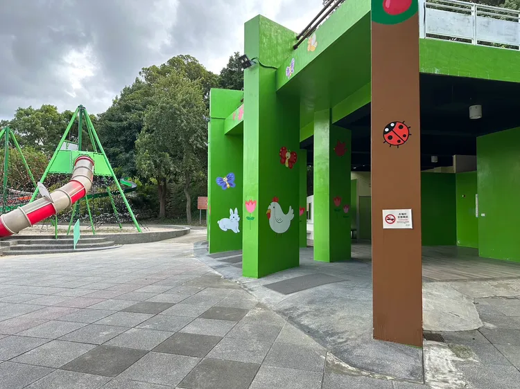 當時女廁客滿，阿玉才轉往男女合用的友善廁所。警方提供