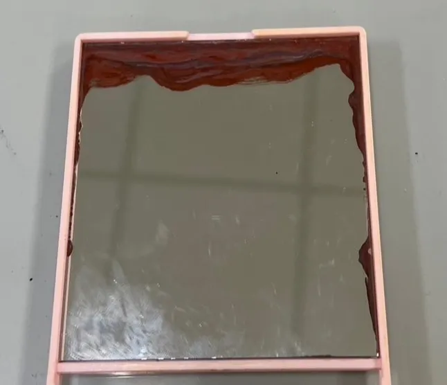 警方在賴男身上發現鏡子，賴男供稱上廁所時在地上發現，他好奇撿起來查看。民眾提供