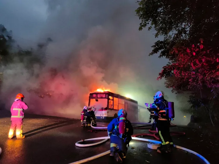 汐止山區今天發生一起公車火燒車事故。翻攝畫面