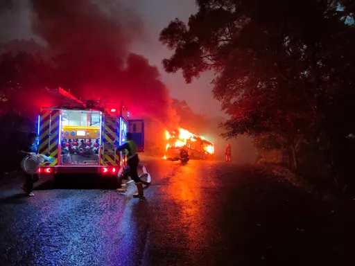 行駛中引擎突起火！汐止公車乘客駕駛驚逃　整輛車燒到剩骨架