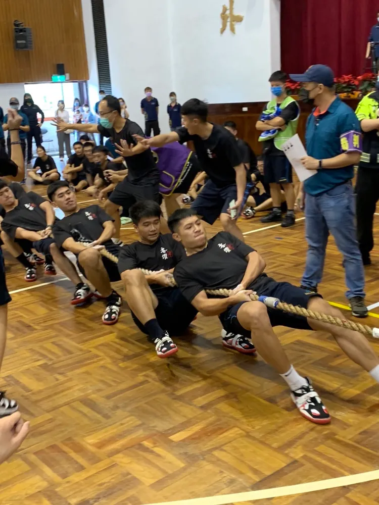 警專學生參加拔河比賽，展現團隊精神。翻攝畫面
