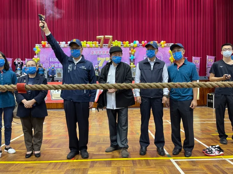 內政部長徐國勇鳴槍主持拔河比賽和敲響鑼。翻攝畫面